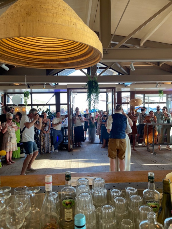 De_bruidszaal_is_perfect_voor_vieringen_met_muziek_incl_eigen_bar_.jpeg