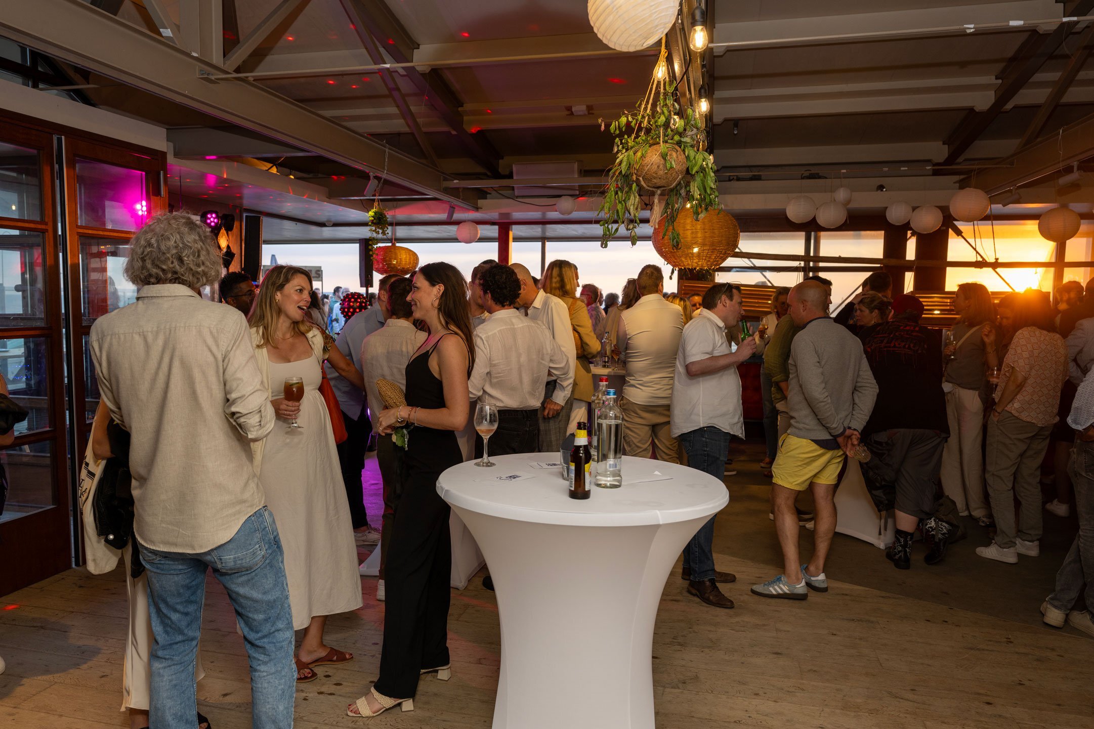 Gezellige borrel bij Tijn Akersloot, de perfecte feestlocatie in Zandvoort.