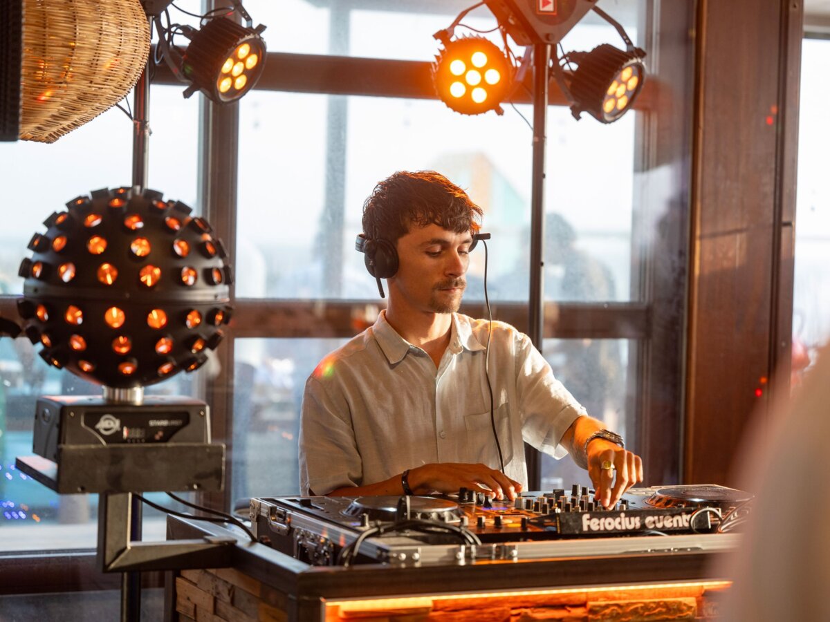 Strandfeest met DJ bij Tijn Akersloot, dé feestlocatie in Zandvoort.