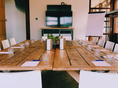 Ruime vergaderzaal bij Tijn Akersloot, een inspirerende zakelijke evenementenlocatie aan zee.