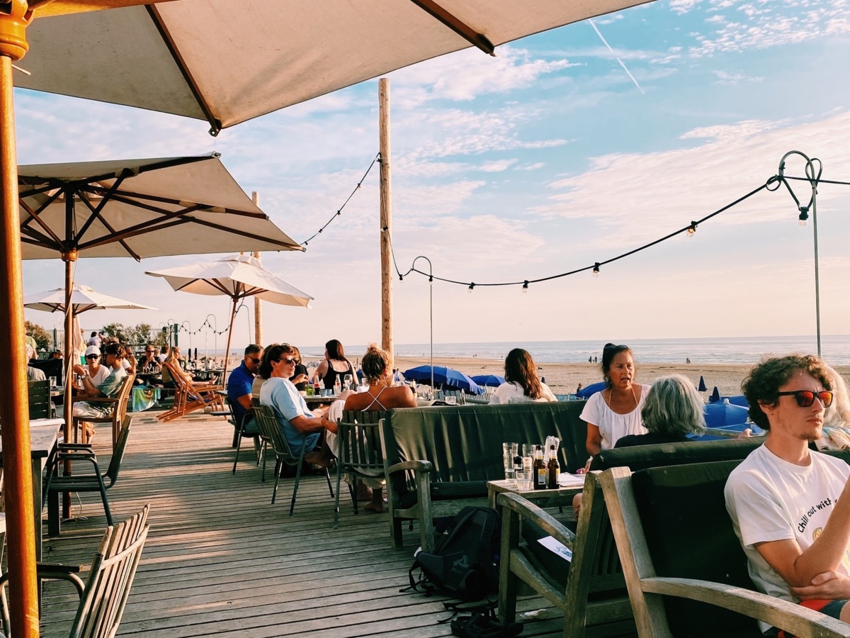 Ruim terras naast de vergaderzaal met uitzicht op zee bij Tijn Akersloot.