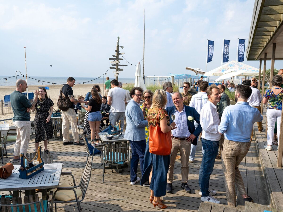 Zakelijke borrel bij Tijn Akersloot met een ontspannen strandsfeer.