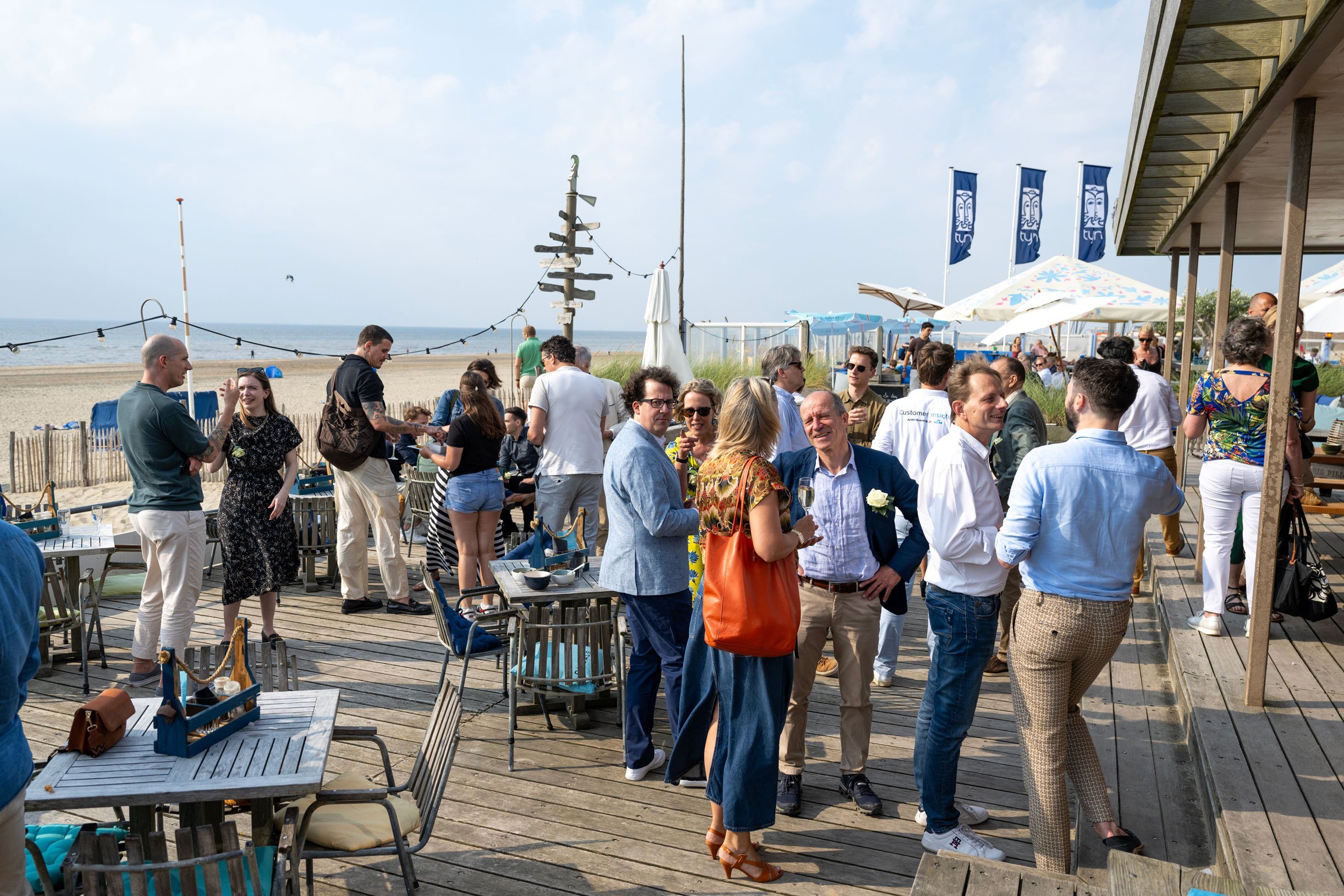 Zakelijke borrel bij Tijn Akersloot met een ontspannen strandsfeer.