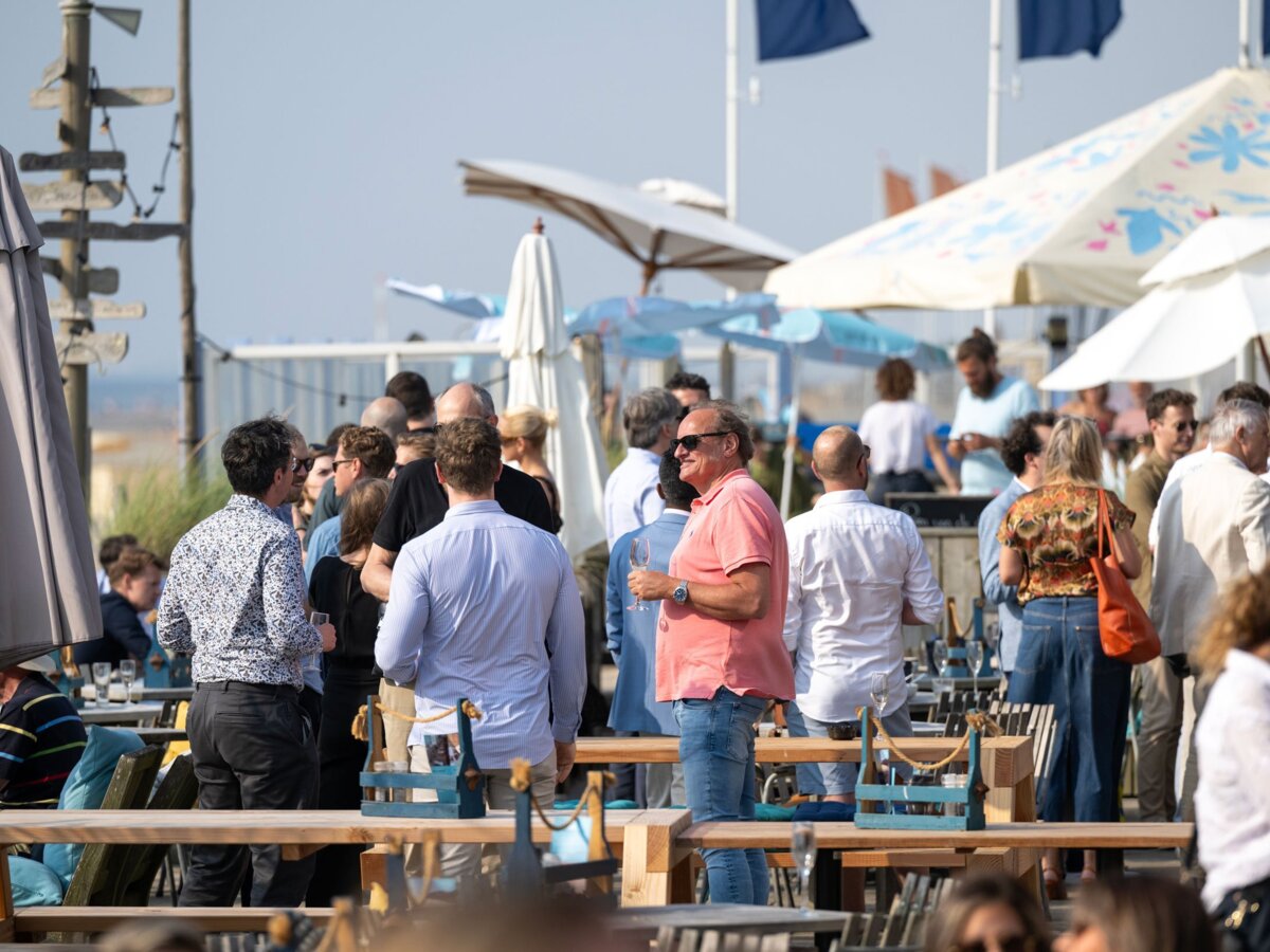 Zakelijke borrel op het terras tijdens een bedrijfsuitje bij Tijn.