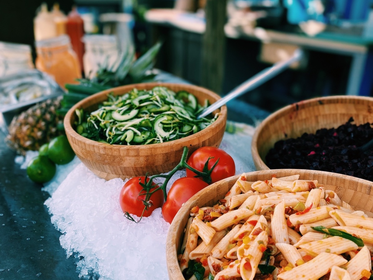 Uitgebreid buffet en BBQ met verse gerechten op een sfeervolle strandlocatie.