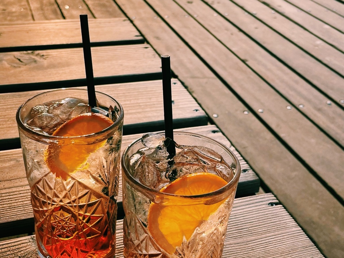 Luxe cocktail- en drankbar met verfrissende drankjes tijdens een strandfeest.