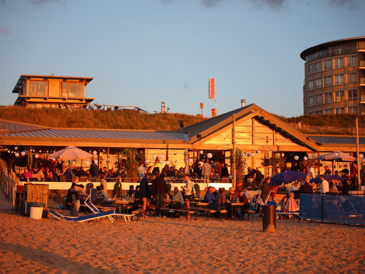 Zijkant van Tijn Akersloot met ruim terras en uitzicht op zee.